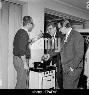 Deutscher Showmaster Artiste Peter Frankenfeld und hat in seinem Haus Besuch, Deutschland 1960 er Jahre. L'allemand entertaine Banque D'Images