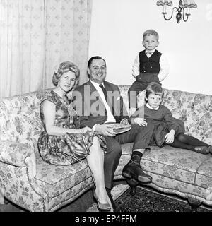 Eine Familie in Ihrem Wohnzimmer, Deutschland 1960 er Jahre. Une famille dans leur salon, l'Allemagne des années 1960. Banque D'Images