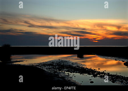 Coucher du soleil à Lydario beach, à Agios Efstratios ('Ai Stratis'), l'île Nord Egée, Grèce. Banque D'Images