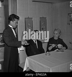 Ein Student aus dem Ausland bei seinem Emploi en Chine un restaurant à Hamburg, Deutschland 1960 er Jahre. De l'étranger d'étudiants Banque D'Images