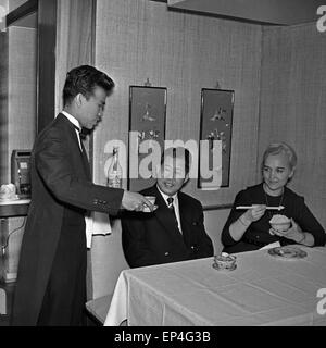 Ein Student aus dem Ausland bei seinem Emploi en Chine un restaurant à Hamburg, Deutschland 1960 er Jahre. De l'étranger d'étudiants Banque D'Images