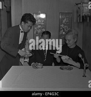 Ein Student aus dem Ausland bei seinem Emploi en Chine un restaurant à Hamburg, Deutschland 1960 er Jahre. De l'étranger d'étudiants Banque D'Images