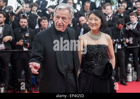 Cannes, France. 13 mai, 2015. Ministre français de la Culture et de la Communication de Fleur Pellerin (R) et dictionnaire directeur Costa-Gavras posent sur le tapis rouge qu'ils arrivent pour la cérémonie d'ouverture du 68e Festival du Film de Cannes, France, le 13 mai 2015. Le 68e Festival de Cannes (festival de Cannes) a officiellement lancé mercredi soir dans la station balnéaire de la mer du sud de la France, Cannes. Crédit : Chen Xiaowei/Xinhua/Alamy Live News Banque D'Images