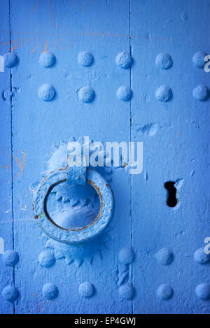 Chefchaouen (Chaouen) - porte a été peint en bleu, couleur de Maroc Banque D'Images