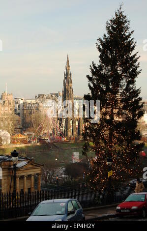 Une vue sur le jardins de Princes Street à Edimbourg prises de Ramsay Lane c'est un couple de jours avant d'Hogmanay. Banque D'Images