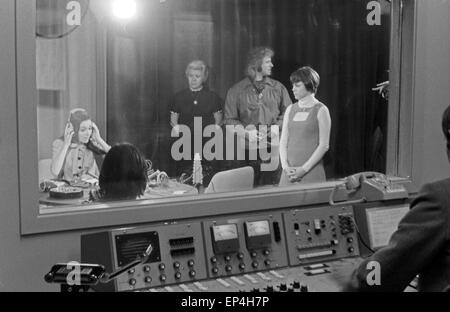 Französische Sängerin Mireille Mathieu bei einem Radiointerview à Hamburg, Deutschland Anfang 1970 er Jahre. Le chanteur français M Banque D'Images