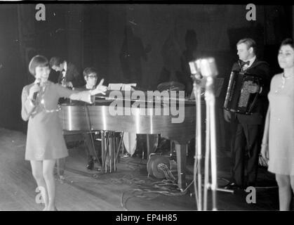 Französische Sängerin Mireille Mathieu bei einem Auftritt à Hamburg, Deutschland Anfang 1970 er Jahre. La chanteuse française Mireille Mathieu en concert à Hambourg, en Allemagne au début des années 70. Banque D'Images