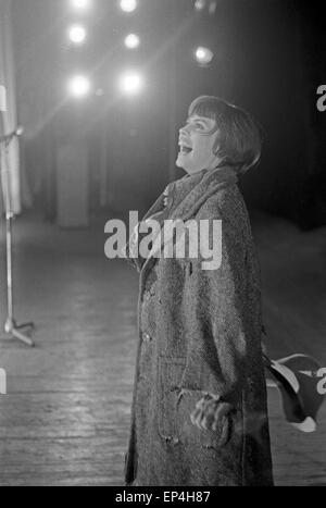 Französische Sängerin Mireille Mathieu bei einem Auftritt à Hamburg, Deutschland Anfang 1970 er Jahre. La chanteuse française Mireill Banque D'Images