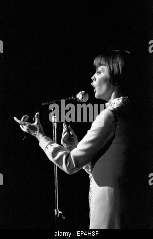 Französische Sängerin Mireille Mathieu bei einem Auftritt à Hamburg, Deutschland Anfang 1970 er Jahre. La chanteuse française Mireill Banque D'Images