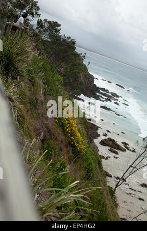 Falaise donnant sur une plage de Byron Bay, en Australie. Banque D'Images