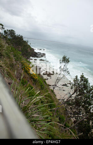 Côté plage falaise dominant l'océan dans la région de Byron Bay, Australie Banque D'Images