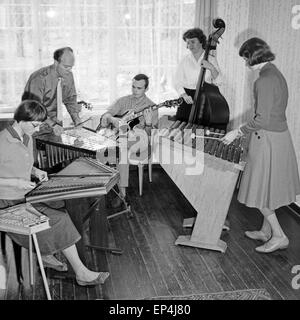 Folkloristische Musikgruppe um Georg Espitalier (2. v.l.) de Brême, Deutschland 1960 er Jahre. Groupe de musique folklorique de G Banque D'Images