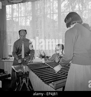 Folkloristische Musikgruppe um Georg Espitalier (liens) à Brême, Deutschland 1960 er Jahre. Groupe de musique folklorique de Geo Banque D'Images