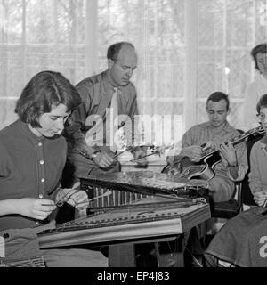 Folkloristische Musikgruppe um Georg Espitalier (Mitte) à Brême, Deutschland 1960 er Jahre. Groupe de musique folklorique de Geo Banque D'Images