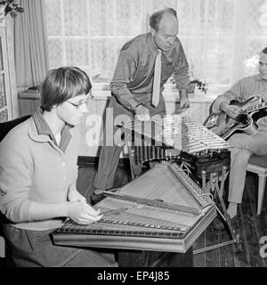 Folkloristische Musikgruppe um Georg Espitalier (Mitte) à Brême, Deutschland 1960 er Jahre. Groupe de musique folklorique de Geo Banque D'Images