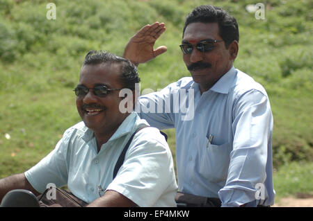 TAMIL Nadu, Inde, circa 2009 : hommes non identifiés sourire sur leur moto, vers 2009 dans la région de Tamil Nadu, Inde. Banque D'Images