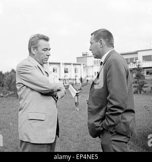 Acteurs et Actrices Deutscher und Entertainer Peter Frankenfeld im Gespräch, Deutschland 1960 er Jahre. L'acteur et présentateur allemand Pe Banque D'Images