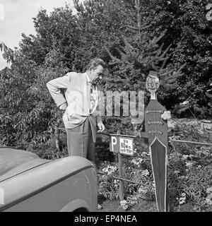 Acteurs et Actrices Deutscher und Entertainer Peter Frankenfeld bezahlt einen Pool, Deutschland 1960 er Jahre. L'acteur allemand et Banque D'Images