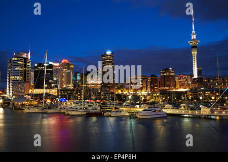 Cdb, Viaduct Harbour, et Skytower, Auckland, île du Nord, Nouvelle-Zélande Banque D'Images