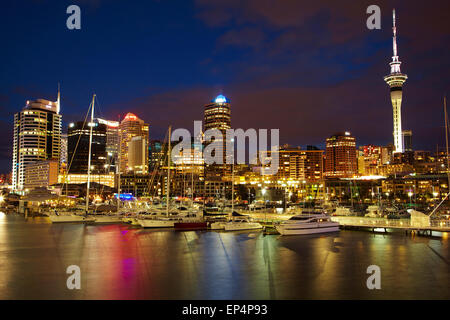 Cdb, Viaduct Harbour, et Skytower, Auckland, île du Nord, Nouvelle-Zélande Banque D'Images