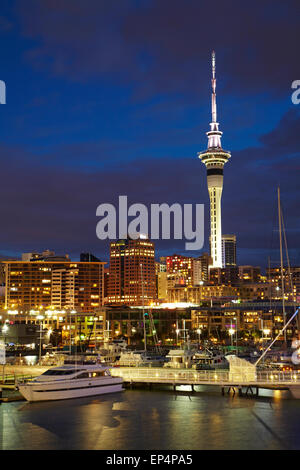 Cdb, Viaduct Harbour, et Skytower, Auckland, île du Nord, Nouvelle-Zélande Banque D'Images