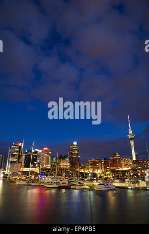 Cdb, Viaduct Harbour, et Skytower, Auckland, île du Nord, Nouvelle-Zélande Banque D'Images