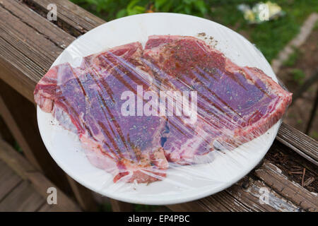 Steak de boeuf cru enveloppés et faire mariner - USA Banque D'Images