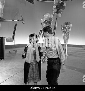 Die große Show zu Silvester 1961/62 des NDR, Gaststar : Sängerin Audrey Arno, Deutschland 1960 er Jahre. L'un grand divertissement Banque D'Images