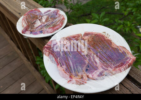 Steak de boeuf cru enveloppés et faire mariner - USA Banque D'Images