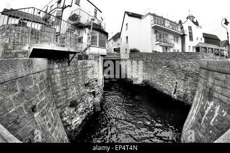 Un ruisseau près de la plage à Lyme Regis Banque D'Images
