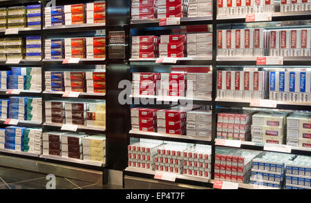 Les cigarettes en comptabilité, une boutique hors taxes à l'aéroport Banque D'Images