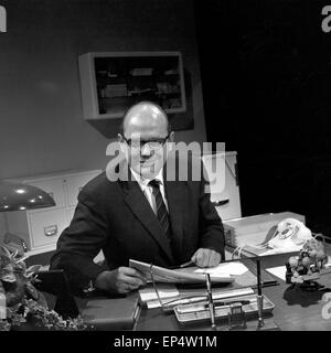 Der Journaliste Dietrich Koch, modérateur des magazins 'Panorama', Deutschland 1960 er Jahre. Dietrich Koch, journaliste présentateur o Banque D'Images