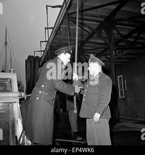 Reportage über den Alltag der Wasserschutzpolizei à Hamburg, Deutschland 1960 er Jahre. À propos de l'activité de l'eau pol Banque D'Images