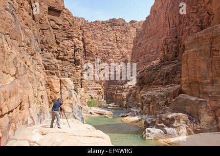 Wadi Al Mujib, JORDANIE - Mars 27,2015 : photographe dans le Wadi Al Mujib Banque D'Images