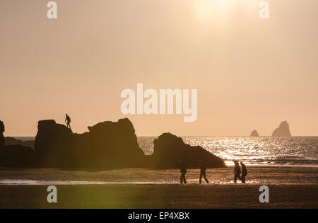 Perran Sands à plage de Broad Oak, une station balnéaire populaire / Surf resort de North Cornwall, Angleterre. Coucher du soleil sur une journée ensoleillée en O Banque D'Images