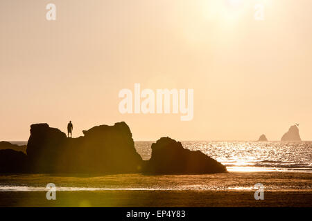 Perran Sands à plage de Broad Oak, une station balnéaire populaire / Surf resort de North Cornwall, Angleterre. Coucher du soleil sur une journée ensoleillée en O Banque D'Images