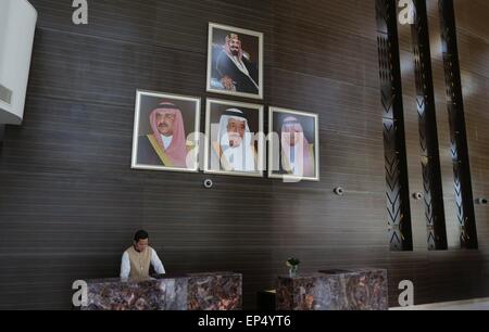 Riyadh, Arabie saoudite. Apr 19, 2015. Portraits de membres de la famille royale saoudienne sont vus dans le hall de l'hôtel Kempinski à Riyad, en Arabie saoudite, 19 avril 2015. Le ministre-président de Bavière, M. Horst Seehofer et une économie et des sciences délégation a visité l'Arabie Saoudite et le Qatar au cours d'un voyage de trois jours. Photo : Karl-Josef Opim/dpa/Alamy Live News Banque D'Images