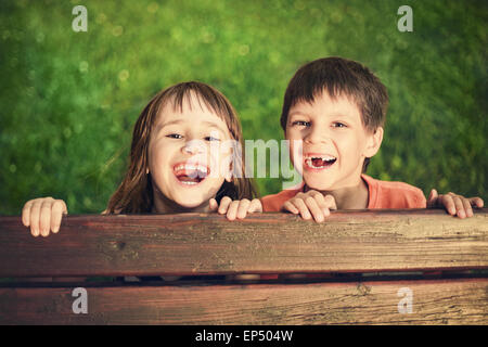 Outdoor portrait of smiling girl and boy Banque D'Images