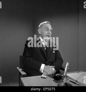 Le professeur Otto Hahn im Gespräch mit Heinz Haber à Hamburg, Deutschland 1960 er Jahre. Le professeur Otto Hahn parle à Heinz Haber Banque D'Images