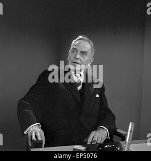 Le professeur Otto Hahn im Gespräch mit Heinz Haber à Hamburg, Deutschland 1960 er Jahre. Le professeur Otto Hahn parle à Heinz Haber Banque D'Images