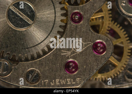 Macro-photo du mécanisme de montre-bracelet. L'accent est mis sur les dents de droite de l'acier à la moitié gauche de l'image, et escargot à la droite. Battez le métaphe de l'horloge Banque D'Images