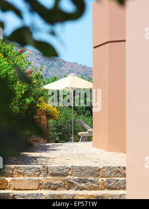 Cour-jardin avec de belles fleurs. Crete Banque D'Images