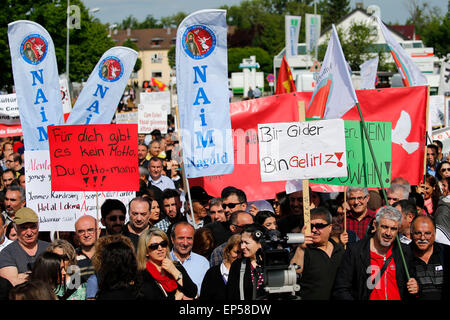 Portant des banderoles et des signes écrits avec, entre autres choses pour vous "il n'y a pas de devise, vous Otto-man", de nombreuses personnes manifester contre un événement avec le Président turc, Recep Tayyip Erdogan, à Karlsruhe, Allemagne, 10 mai 2015. Plusieurs personnes ont été blessées dans des affrontements entre partisans et adversaires du Président turc Recep Tayyip Erdogan en amont d'une visite du chef de l'Etat turc de la ville allemande de Karlsruhe. La visite controversée est facturé comme une rencontre avec les groupes de jeunes mais est largement considéré comme un arrêt de la campagne de l'avant des élections parlementaires en Turquie le 07 juin. Conformément à l'ou Banque D'Images