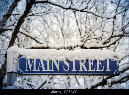 Image Style rétro de la neige sur un signe de Main Street Banque D'Images