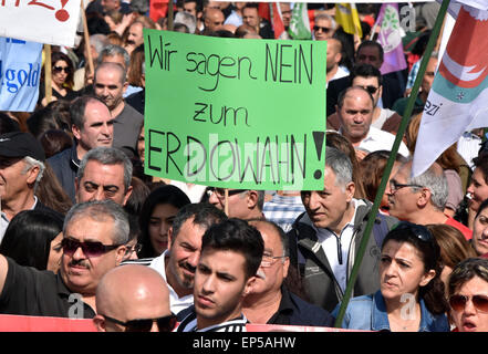 Portant des banderoles et des signes écrits avec, entre autres, "Nous disons non à l'ERDO-CRAZE' de nombreuses personnes manifester contre un événement avec le Président turc, Recep Tayyip Erdogan, à Karlsruhe, Allemagne, 10 mai 2015. Plusieurs personnes ont été blessées dans des affrontements entre partisans et adversaires du Président turc Recep Tayyip Erdogan en amont d'une visite du chef de l'Etat turc de la ville allemande de Karlsruhe. La visite controversée est facturé comme une rencontre avec les groupes de jeunes mais est largement considéré comme un arrêt de la campagne de l'avant des élections parlementaires en Turquie le 07 juin. Selon les organisateurs, 14 Banque D'Images