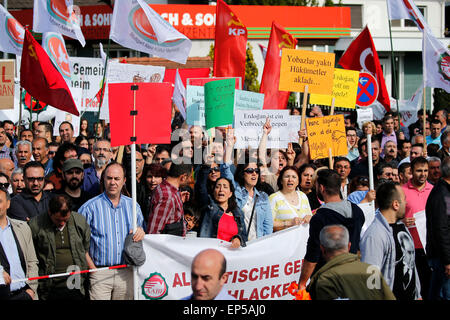 Portant des banderoles et des pancartes de nombreuses personnes manifester contre un événement avec le Président turc, Recep Tayyip Erdogan, à Karlsruhe, Allemagne, 10 mai 2015. Plusieurs personnes ont été blessées dans des affrontements entre partisans et adversaires du Président turc Recep Tayyip Erdogan en amont d'une visite du chef de l'Etat turc de la ville allemande de Karlsruhe. La visite controversée est facturé comme une rencontre avec les groupes de jeunes mais est largement considéré comme un arrêt de la campagne de l'avant des élections parlementaires en Turquie le 07 juin. Selon les organisateurs, 14 000 personnes se sont rassemblées pour l'événement, avec 3 000 en attente de b Banque D'Images