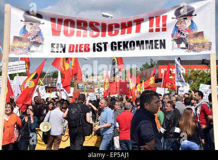 Portant des banderoles et des signes écrits avec, entre autres, "Attention ! ! ! Un voleur est venu !" de nombreuses personnes manifester contre un événement avec le Président turc, Recep Tayyip Erdogan, à Karlsruhe, Allemagne, 10 mai 2015. Plusieurs personnes ont été blessées dans des affrontements entre partisans et adversaires du Président turc Recep Tayyip Erdogan en amont d'une visite du chef de l'Etat turc de la ville allemande de Karlsruhe. La visite controversée est facturé comme une rencontre avec les groupes de jeunes mais est largement considéré comme un arrêt de la campagne de l'avant des élections parlementaires en Turquie le 07 juin. Selon les organisateurs, Banque D'Images