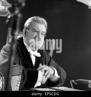 Deutscher Kabarettist, acteurs et actrices und Komiker Jürgen von Manager als Richter, Deutschland 1960 er Jahre. Cabaret Allemand artis Banque D'Images