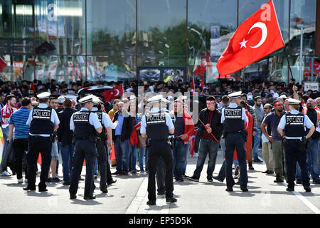 De nombreuses personnes manifester contre un événement avec le Président turc, Recep Tayyip Erdogan, en face de la salle d'exposition à Karlsruhe, Allemagne, 10 mai 2015. Plusieurs personnes ont été blessées dans des affrontements entre partisans et adversaires du Président turc Recep Tayyip Erdogan en amont d'une visite du chef de l'Etat turc de la ville allemande de Karlsruhe. La visite controversée est facturé comme une rencontre avec les groupes de jeunes mais est largement considéré comme un arrêt de la campagne de l'avant des élections parlementaires en Turquie le 07 juin. Selon les organisateurs, 14 000 personnes se sont rassemblées pour l'événement, avec 3 000 en attente Banque D'Images