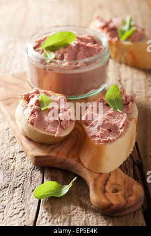 Le pâté de foie de poulet sain avec sage en pot et sur le pain Banque D'Images